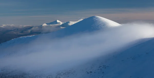 Paisaje invernal escénico en las montañas Cárpatas — Foto de Stock