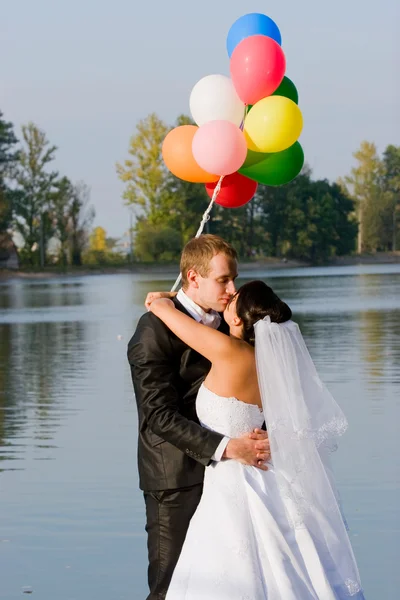 Feliz novia y novio en el día de su boda —  Fotos de Stock