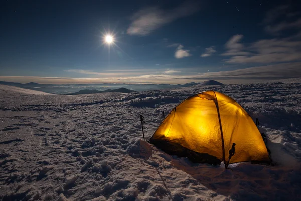 Acampar durante caminhadas de inverno nas montanhas dos Cárpatos — Fotografia de Stock