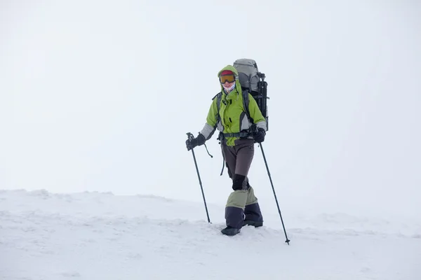 Randonneur pédestre en hiver Carpates — Photo