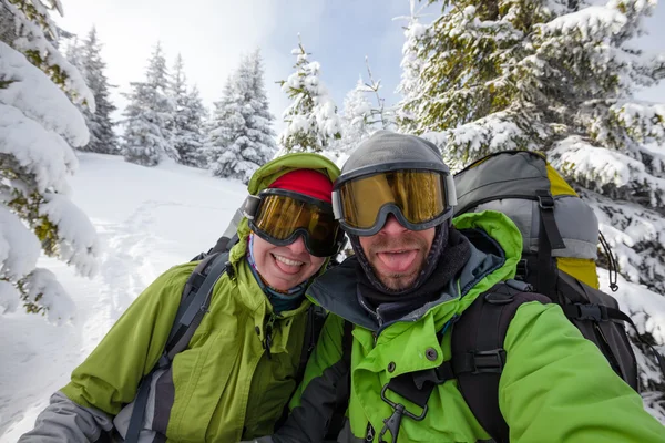 Deux randonneurs drôles posant à la caméra dans les montagnes d'hiver — Photo