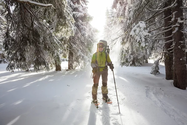Természetjáró séta a téli Kárpát-hegység — Stock Fotó