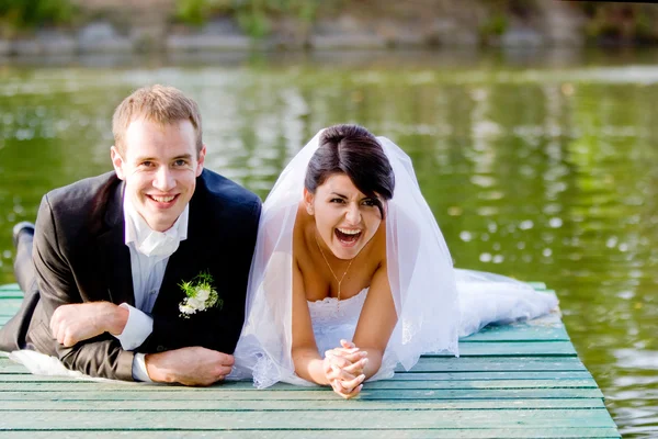 Feliz novia y novio en el día de su boda —  Fotos de Stock