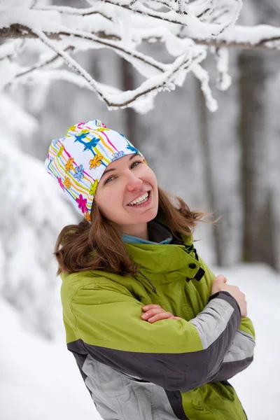 年轻女子在冬季山区的相机摆姿势 — 图库照片