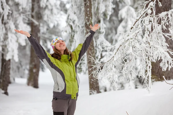 Young woman posing at camera in winter mountains — Stock Photo, Image