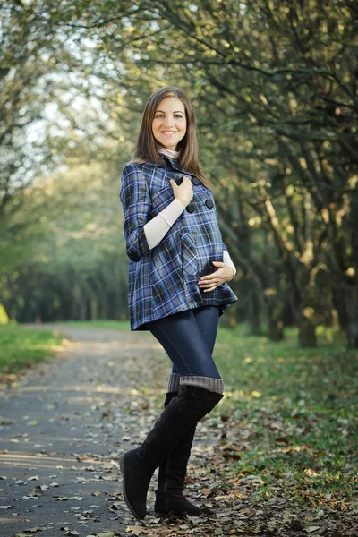 Heureux enceinte femelle dans l 'parc — Photo