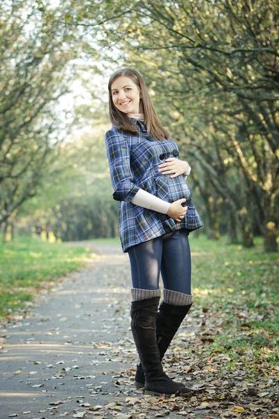 Feliz embarazada en el parque —  Fotos de Stock