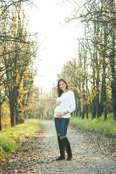 公園で幸せな妊娠中の女性 — ストック写真