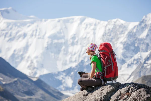Wanderer in der Nähe des Belucha-Gebirges, dem höchsten in Sibirien — Stockfoto