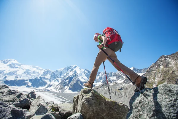 Uzun yürüyüşe çıkan kimse huso Mountain, en yüksek Sibirya'da yakınındaki — Stok fotoğraf