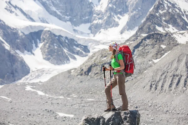 Wandelaar in de buurt van ze berg, het hoogste in Siberië — Stockfoto