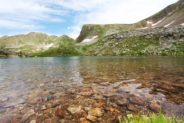 Bellissimo lago di montagna con riflesso delle montagne più vicine — Foto Stock