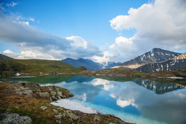 Bellissimo lago di montagna con riflesso delle montagne più vicine — Foto Stock