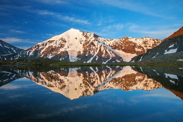 美丽的山湖用反射最近山 — 图库照片