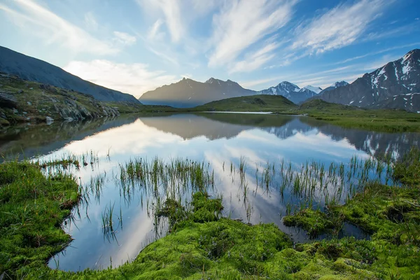 Hermoso lago de montaña con reflejo de las montañas más cercanas — Foto de Stock