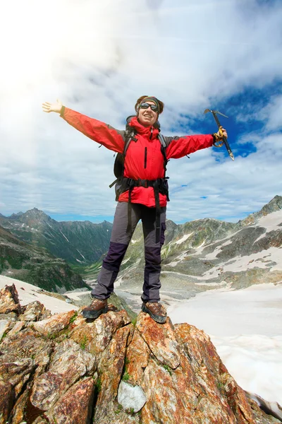Chica excursionista en las montañas del Cáucaso — Foto de Stock