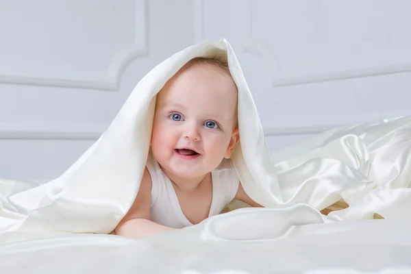 Lindo bebé niño sobre fondo blanco — Foto de Stock