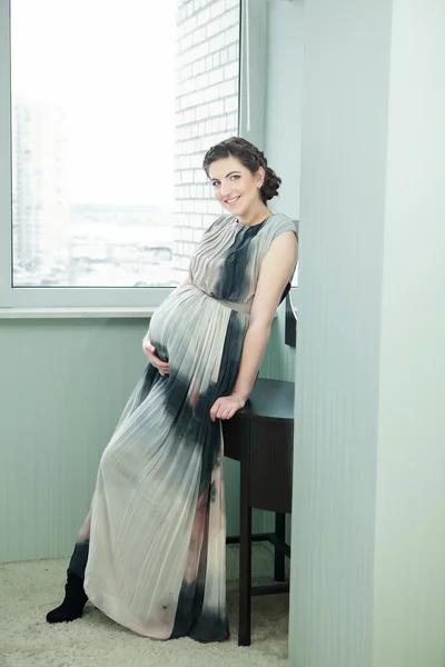 Gravid härlig kvinna poserar på studio — Stockfoto