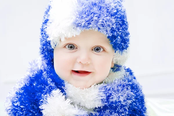 Copil drăguț pe fundal de iarnă — Fotografie, imagine de stoc