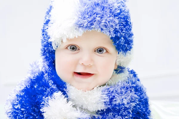 Söt baby på vintern bakgrund — Stockfoto