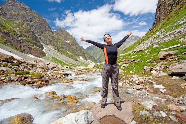 Γυναίκα κάνει ασκήσεις yogastic στα βουνά — Φωτογραφία Αρχείου