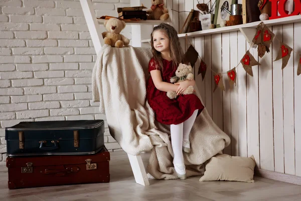 Malá dívka pózuje v retro stylu studiu — Stock fotografie