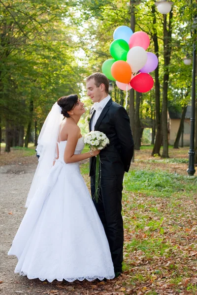 Happy bride and groom on their wedding day — Stock Photo, Image
