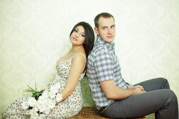 Jeune beau couple enceinte — Photo