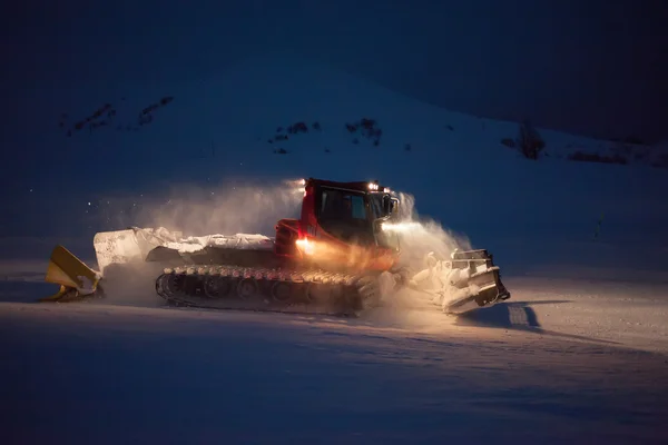 Snowcat förbereder snowtrace i vintern bergen i Georgien — Stockfoto