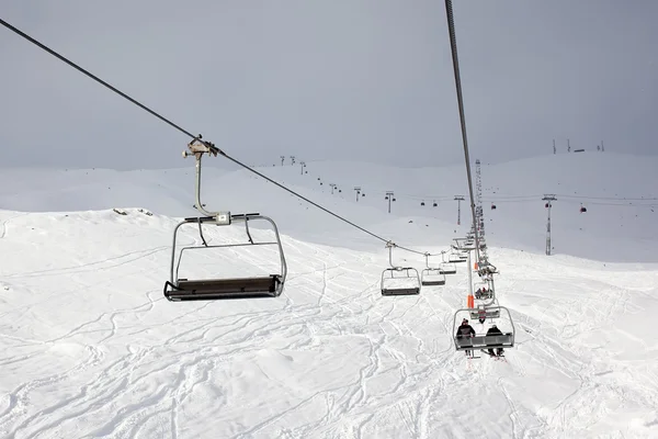 Lyžaři a snowboardisté ve výtahu v Gudauri sněhu se uchylují i — Stock fotografie