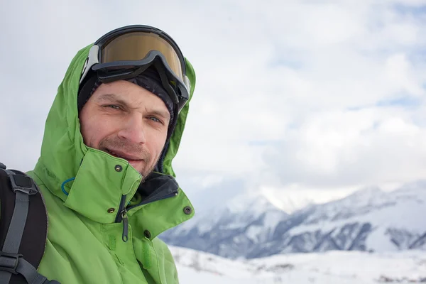Portrét snowboardista v horách vysoké zimní v Gudauri, Geo — Stock fotografie