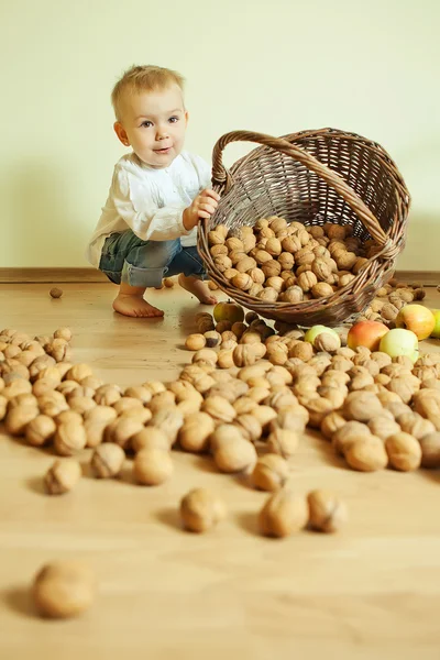 Sweet  Girl whith walnut — Stock Photo, Image