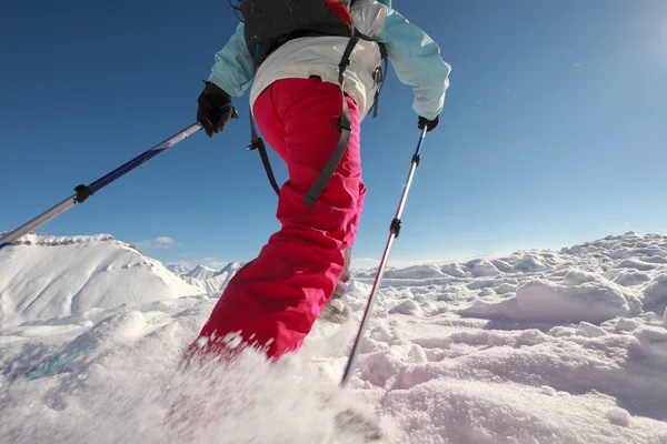 Hiker has fun in Caucasus winter mountains of Georgia — Stock Photo, Image