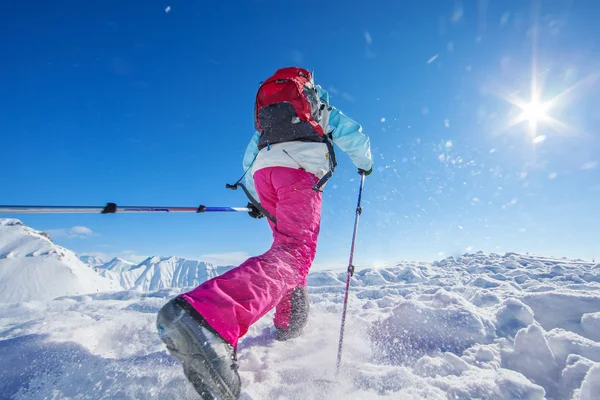 Escursionista in inverno montagne del Caucaso — Foto Stock