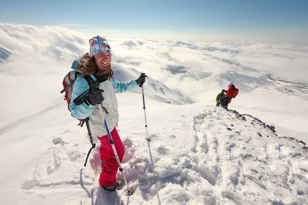 Escursionista si diverte in Caucaso montagne invernali della Georgia — Foto Stock