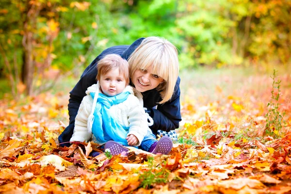Mor och Sweet baby flicka som leker i parken — Stockfoto