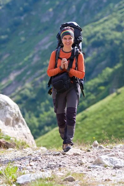 Senderista en las montañas del Cáucaso — Foto de Stock