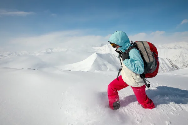 Senderista se divierte en las montañas de invierno del Cáucaso de Georgia — Foto de Stock