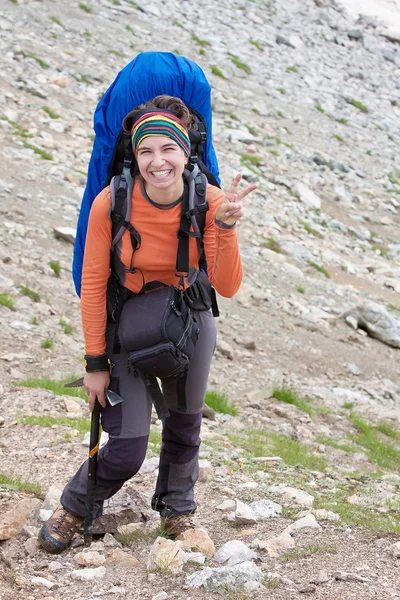 Mochilero feliz senderismo en una montaña —  Fotos de Stock