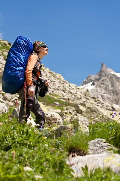 Természetjáró nő teszi a táj fotó a mountins — Stock Fotó