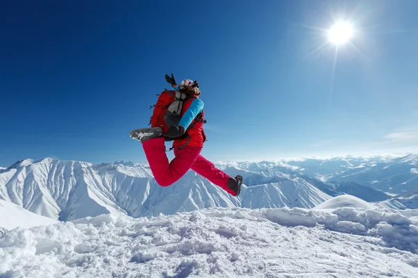 Wandelaar heeft plezier in winter Kaukasus van Georgië — Stockfoto