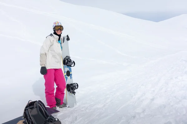 Snowboarder se divierte en las altas montañas de invierno en Gudauri, Georgia — Foto de Stock