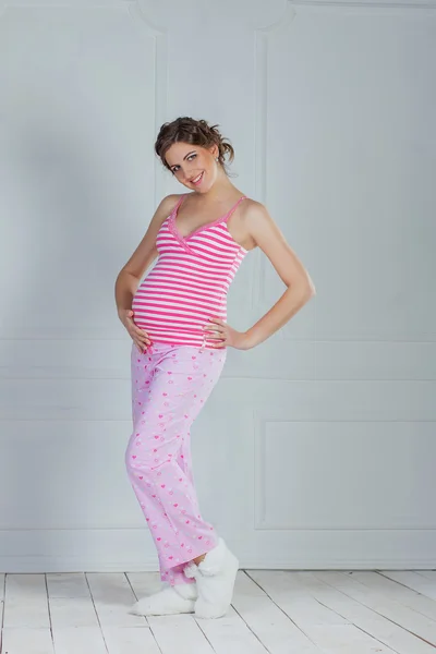 Stüdyoda poz hamile güzel kadın — Stok fotoğraf
