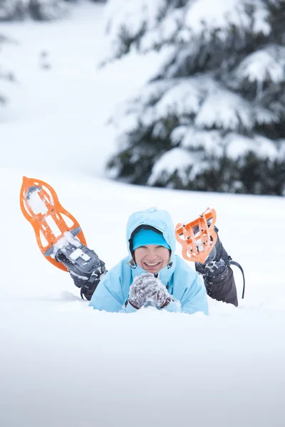 Retrato del excursionista acostado en la nieve — Foto de Stock