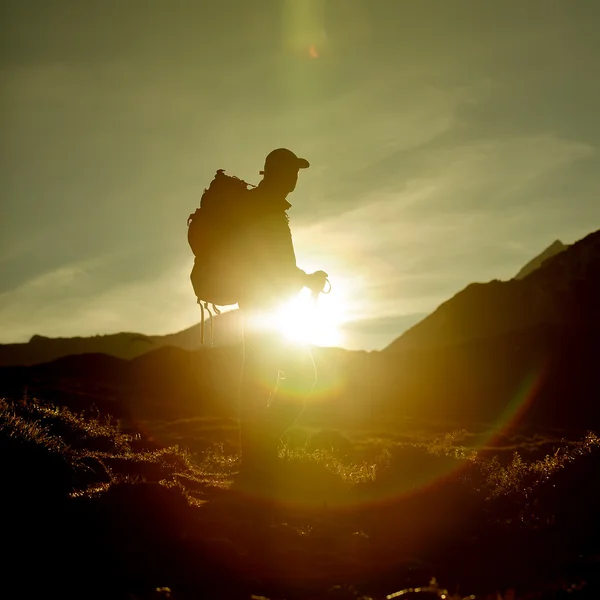 Himalayalar, Nepal Trek kamera poz uzun yürüyüşe çıkan kimse — Stok fotoğraf