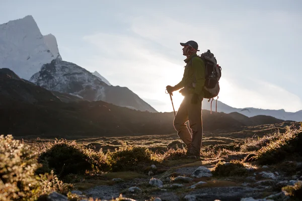 Wanderer posiert vor der Kamera auf dem Trek im Himalaya, Nepal — Stockfoto