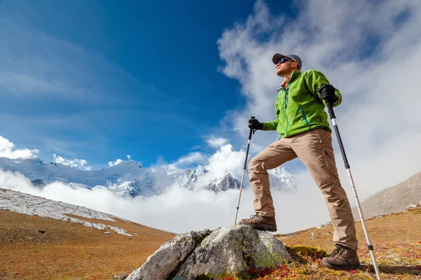 Randonneur posant à la caméra sur le trek dans l'Himalaya, Népal — Photo