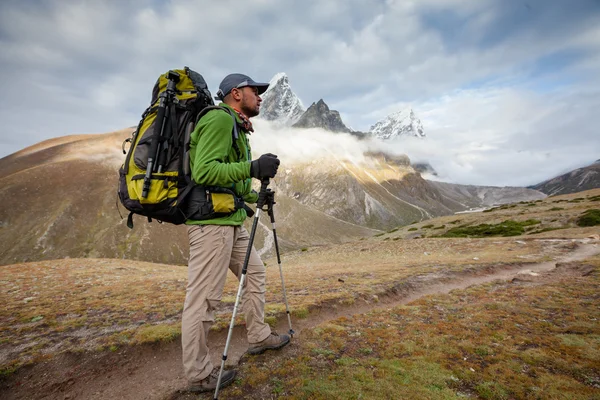 Randonneur sur le trek dans l'Himalaya, vallée de Khumbu, Népal — Photo