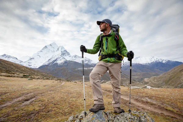 Turysta pozowanie na kamery na wyprawy w Himalaje, Nepal — Zdjęcie stockowe