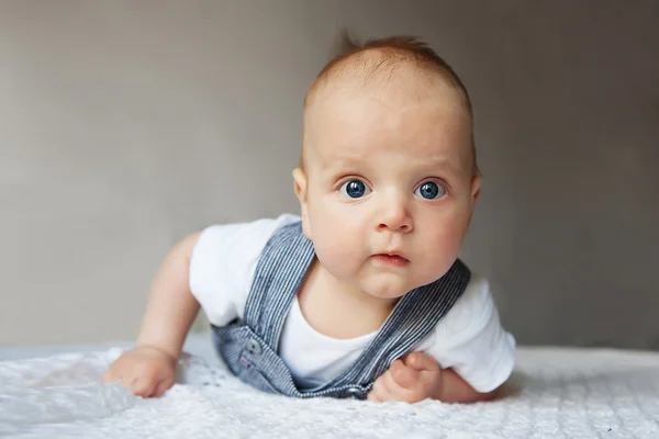 Beyaz şirin bebek çocuk kameraya benziyor — Stok fotoğraf